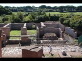 02248 ostia - regio v - insula xi - li laeden am portico degli archi trionfali (v,xi,7-8) - re  monumento repubblicano (v,xi,6) - gesehen vom theater.jpg